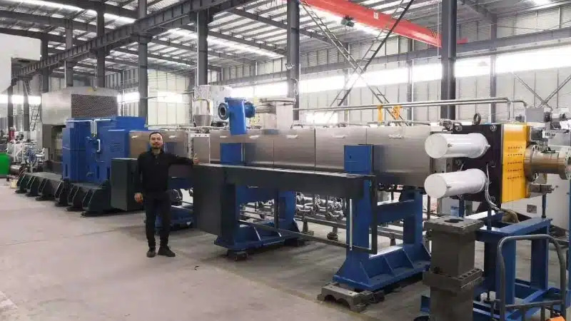 lắp ráp dây chuyền sản xuất hạt nhựa tại nhà máy